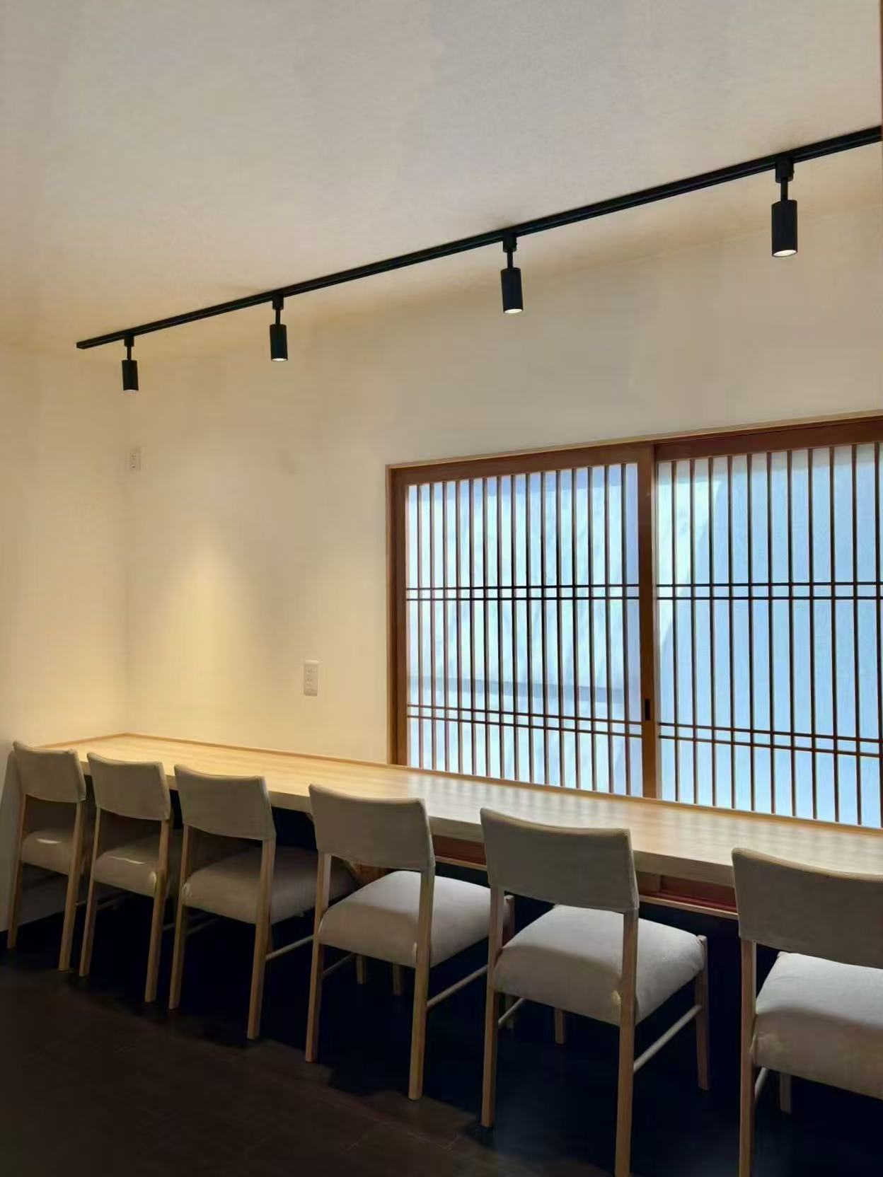 格栅窗吧台空间